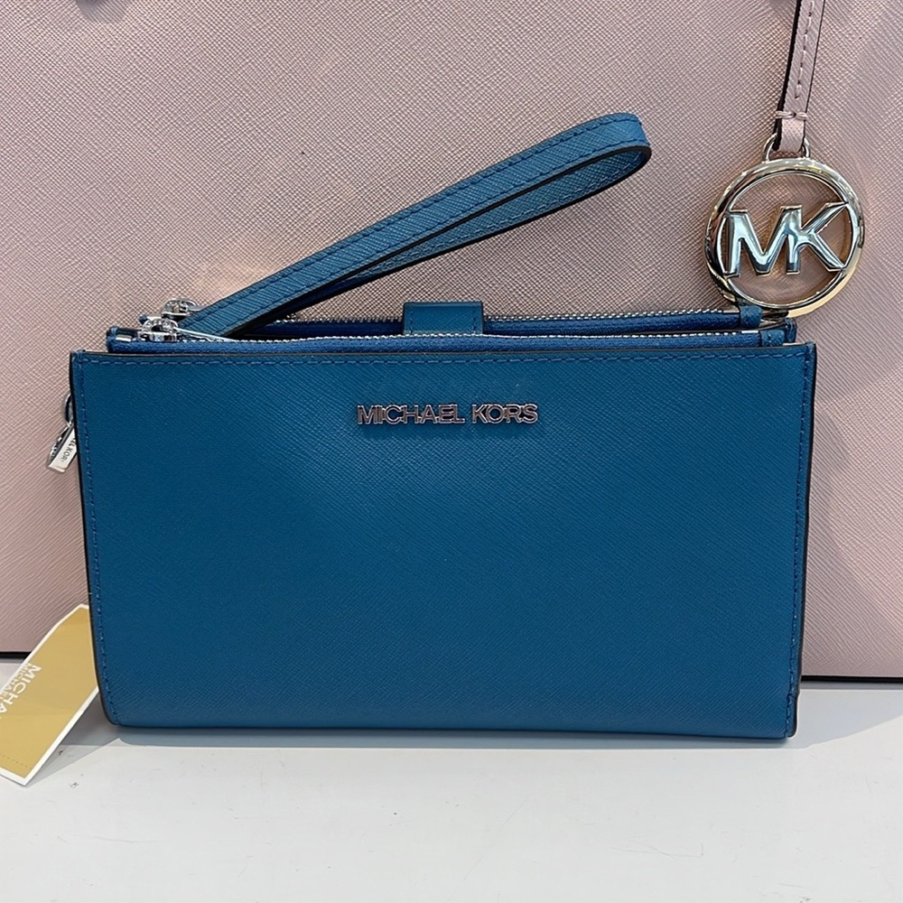 MICHAEL KORS
Jet Set Large Leather Smartphone Wristlet Wallet
Teal
NWT - Picture 6 of 16